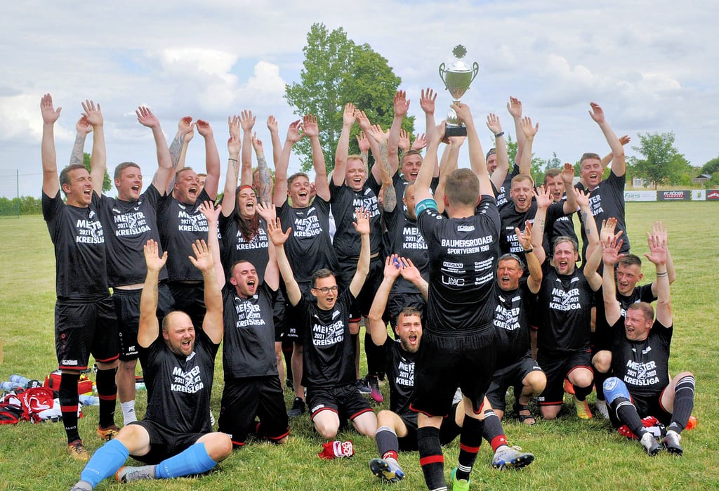 Derbysieg und Meisterfeier: Baumersroda hat in Gleina allen Grund zum Jubeln. Zu unverhofften Aufstiegen kommen auch die Karsdorfer und die Löbitzer, die in der nächsten Saison in der Kreisliga kicken dürfen.