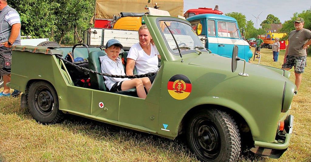 Albert Wecke und Claudia Gaedge kam mit dem Trabant Kübel (1976). Auch die Fahrzeuge dahinter gehören Papa und Partner Carsten Wecke.
