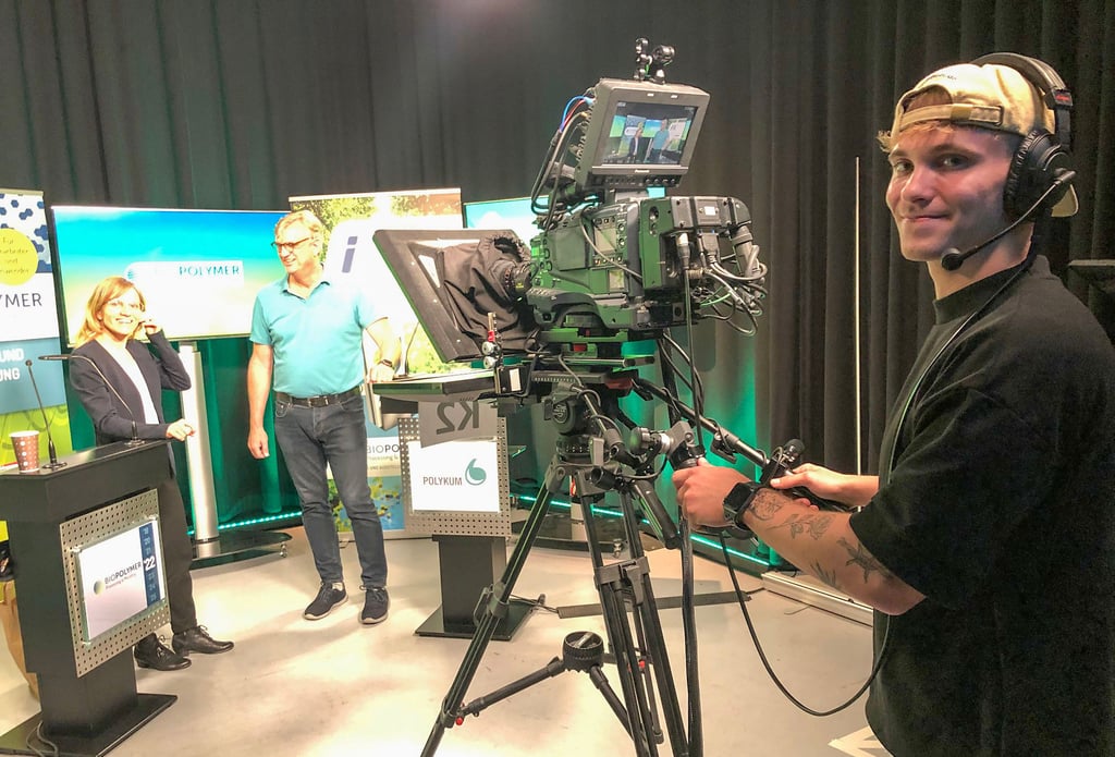 Student Fabian Gräbner bedient beim Kongress, der aus dem TV-Studio der Hochschule ins Netz übertragen wird, eine der drei Kameras.