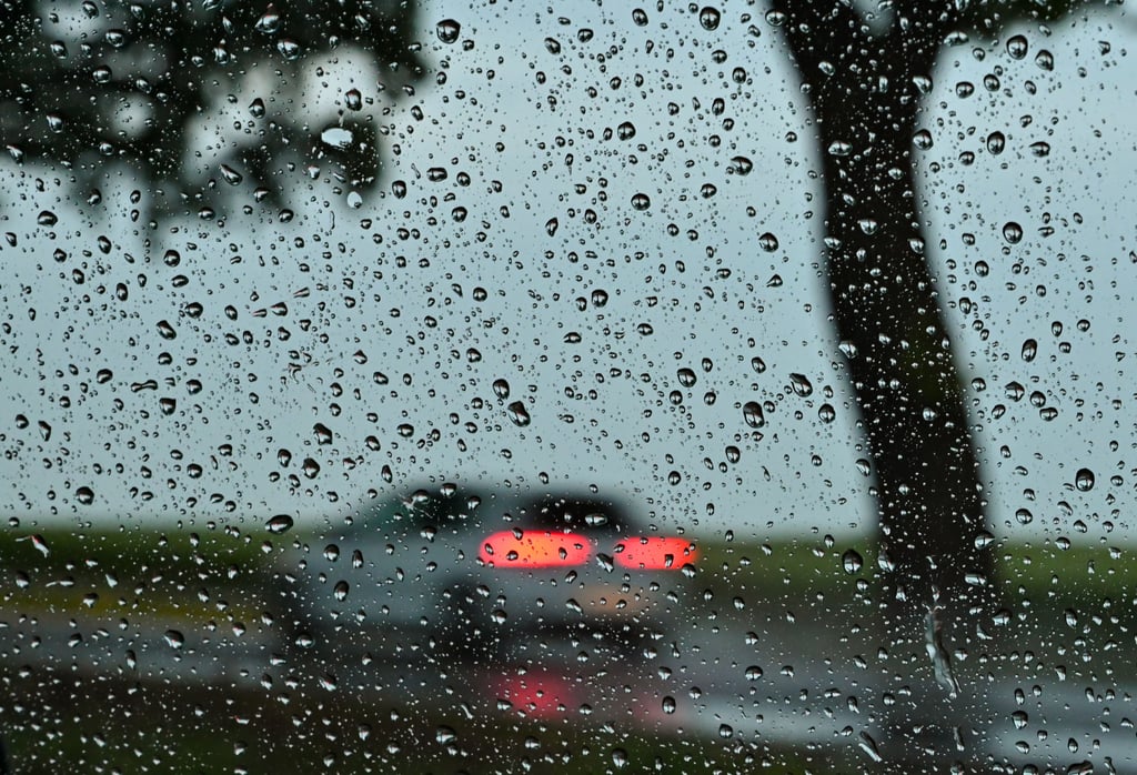 Regentropfen sind an einer Autoscheibe zu sehen. Am Montag werden vereinzelt Schauer Gewitter erwartet.