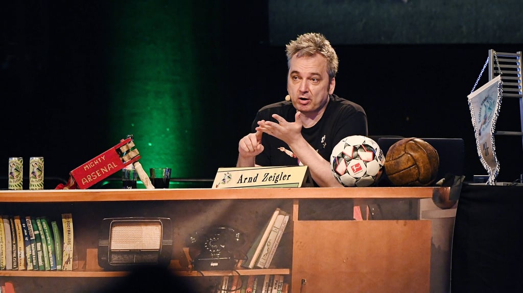 Arnd Zeigler moderiert die TV-Sendung "Zeiglers wunderbare Welt des Fußballs".