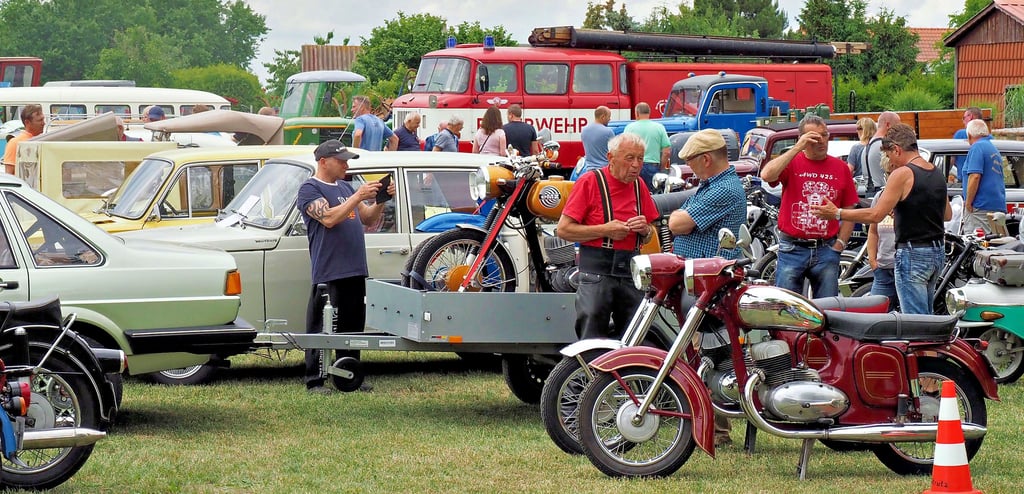 Oldtimer wohin das Auge auf dem neuen Ausstellungsgelände schaute. Von Zweirädern bis Lkw und Traktoren aus vielen Jahrzehnten. Und überall kamen die Besucher miteinander ins Gespräch.