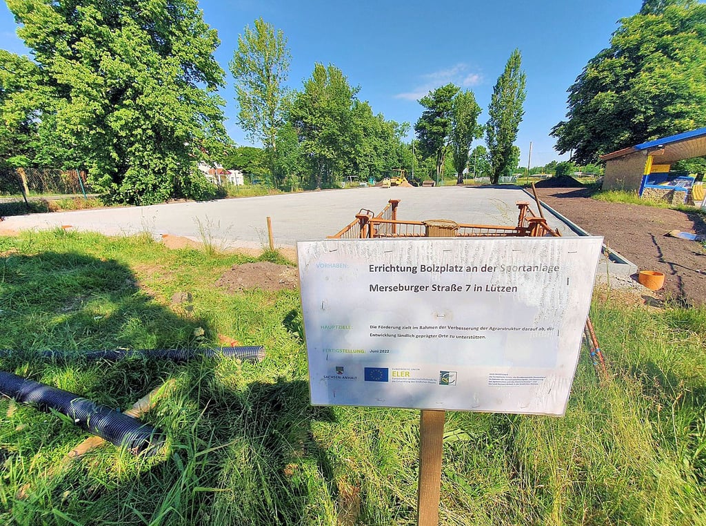 Noch laufen die Bauarbeiten am neuen Bolzplatz an der Merseburger Straße in Lützen. Doch schon bald sollen Bürger hier frei kicken können.