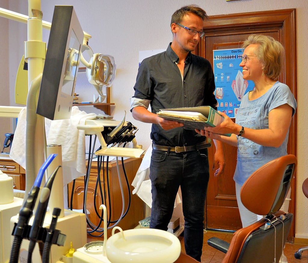 Nach vier Monaten zieht ab 1. Juli wieder Leben ein in die Neundorfer Zahnarztpraxis, welche Heidemarie Tappenbeck jetzt Marcus Ohlinger übergeben hat.