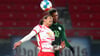 Yussuf Poulsen (l.) geht zum Kopfball.