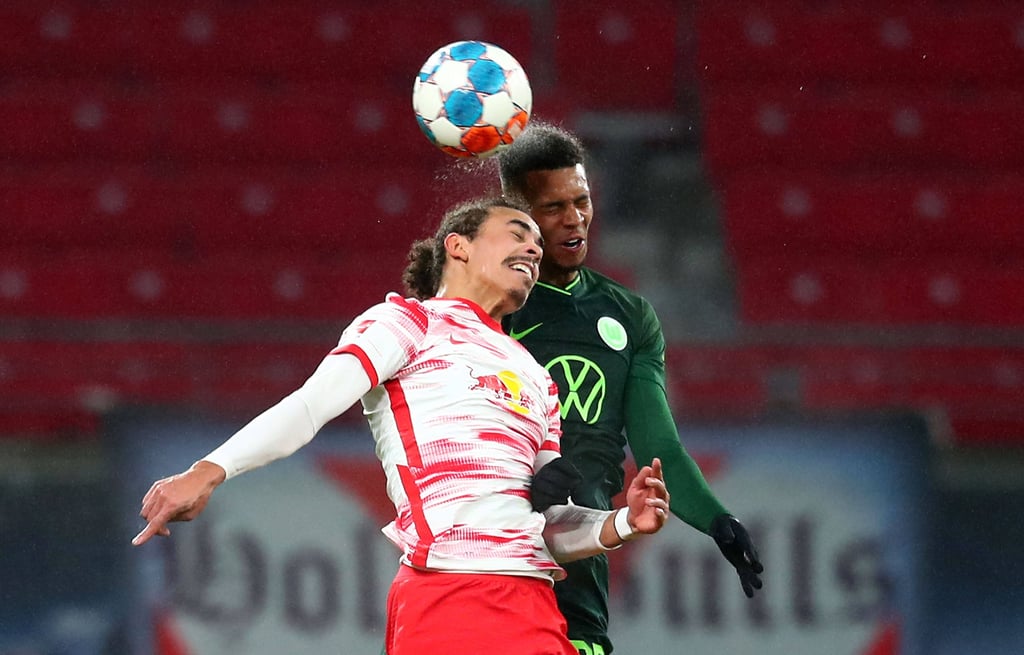 Yussuf Poulsen (l.) geht zum Kopfball.
