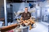 Jens Schneider in der Backstube seiner traditionsreichen Bäckerei in Köthen, wo die Brote, Brötchen und süßen Gebäcke entstehen. 