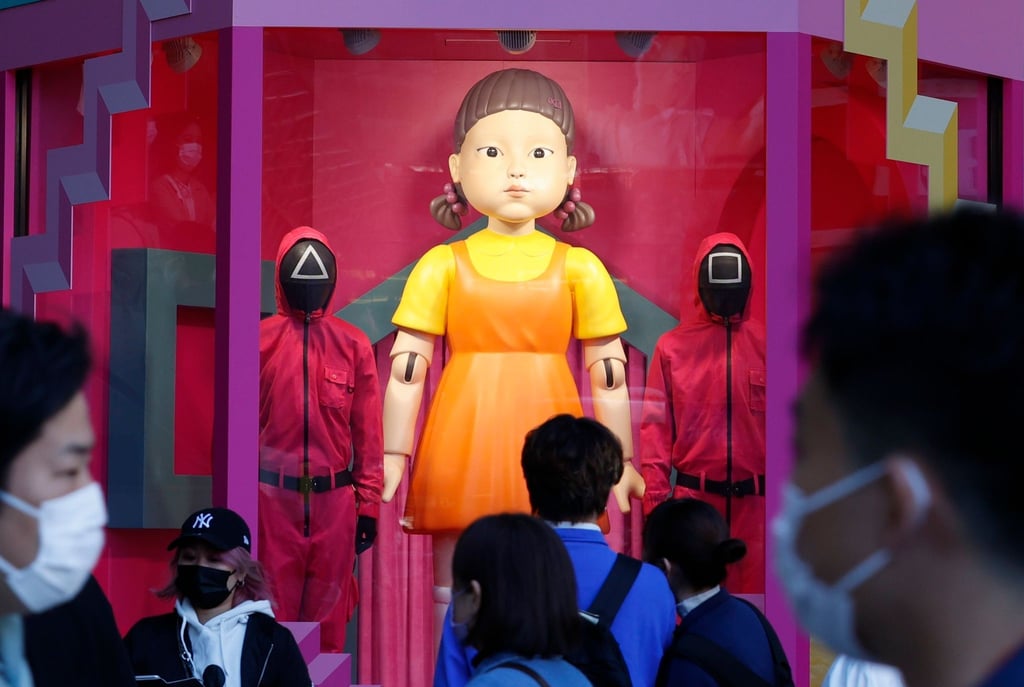Überdimensionale Nachbildung der „Younghee“-Puppe aus der südkoreanischen Netflix-Serie „Squid Game“ in Tokio.