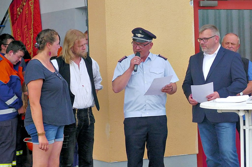 Michaela Steinke und Markus Schorlemmer (von links) sind neu in der Feuerwehr Werben. Michael Nix und René Schernikau gratulieren.