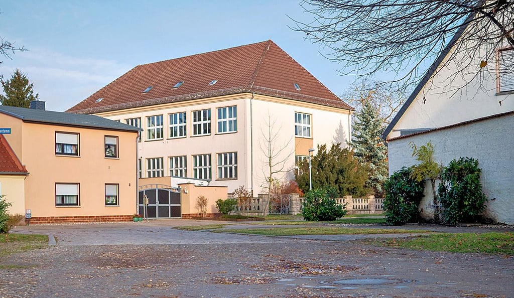 Der Schäferdamm hat momentan keine übliche Straßendecke, sondern besteht aus aufgeschüttetem Kies und Erdreich. Die Anwohner sind sich jedoch einig, dass sie keine Erschließungskosten tragen möchten, stattdessen weiterhin lieber die Holperpiste in Kauf nehmen würden.