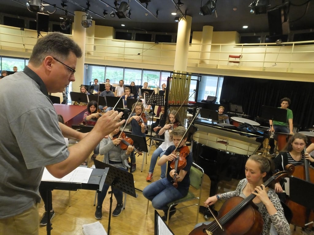 Bernhard Schneyer leitet eine Probe des Jugendsinfonieorchesters des Magdeburger Konservatoriums.