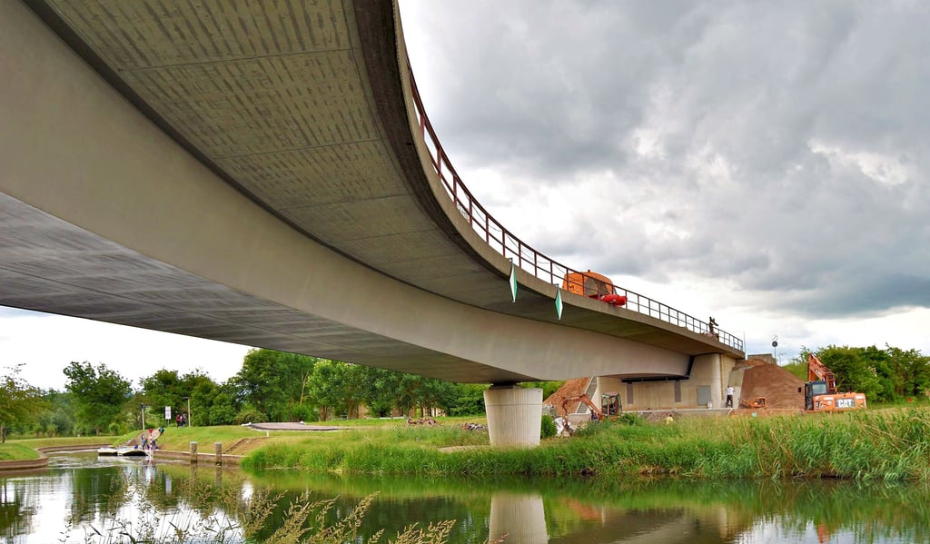 Elegantes Bauwerk: Mit einer Kurvenkrümmung quert die Brücke die Unstrut bei Wendelstein.