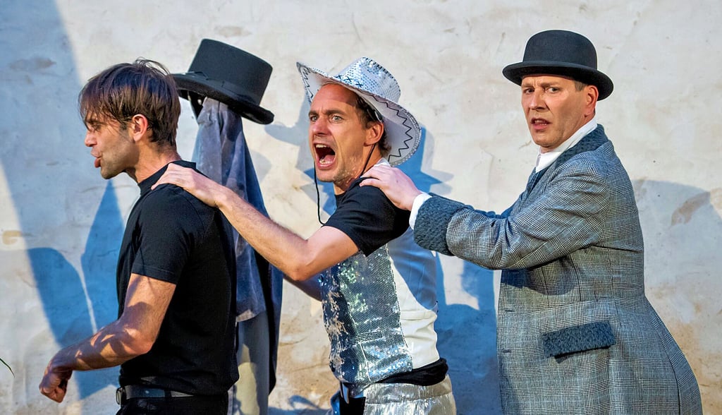 Holprige Kutschfahrt: Doktor Mortimer (Antonio G. Fancellu), Sir Henry (Jörg Vogel) und Watson (Ireneusz Rosinski, v.l.)