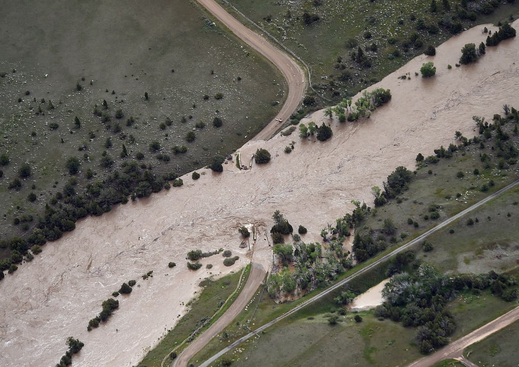 Schwere Überschwemmungen haben im Yellowstone-Nationalpark Straßen weggespült.