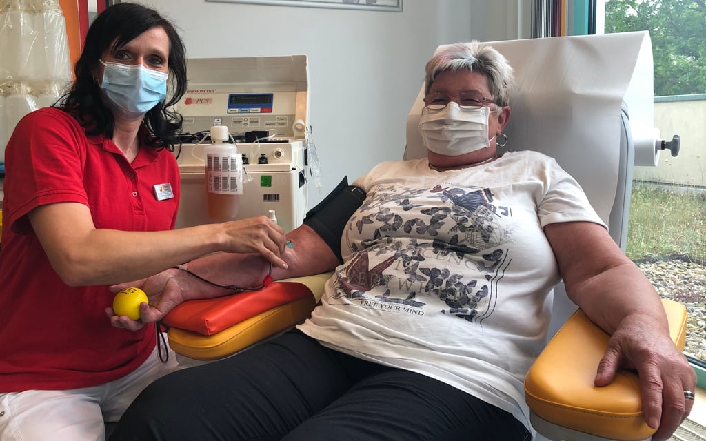 Conny Abshagen (l.) betreut Beate Panksy bei ihrer 555. Plasma-Spende.