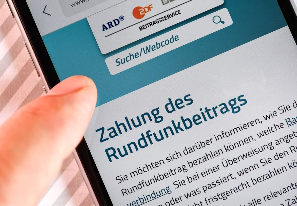 Auf einem Smartphone ist eine Website zur Information über die Zahlung des Rundfunkbeitrags aufgerufen.