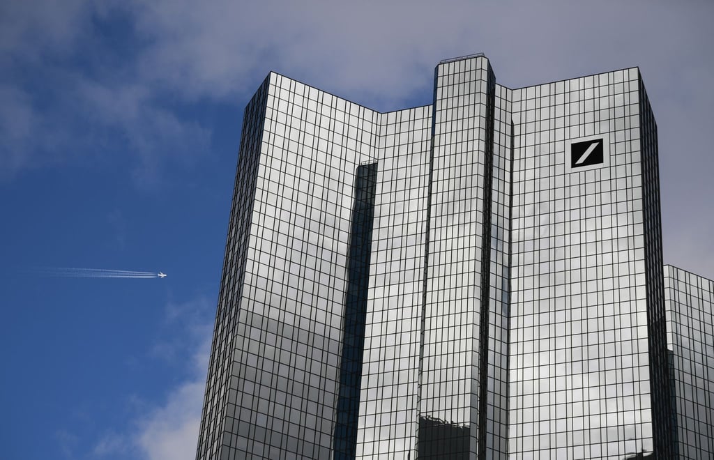 Die Deutsche Bank kündigt an, die Negativzinsen für Privatkunden abzuschaffen.