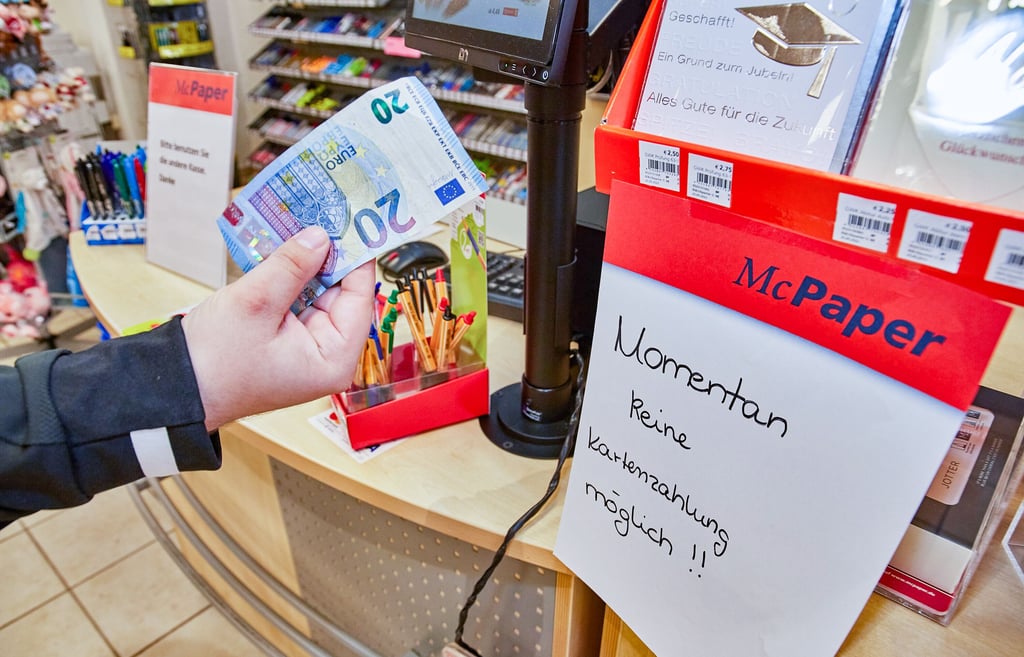 Bei „McPaper“ an der Wilhelmstraße ist derzeit nur die Bargeldzahlung möglich. Wann das Kartenlesegerät wieder funktioniert, ist ungewiss.
