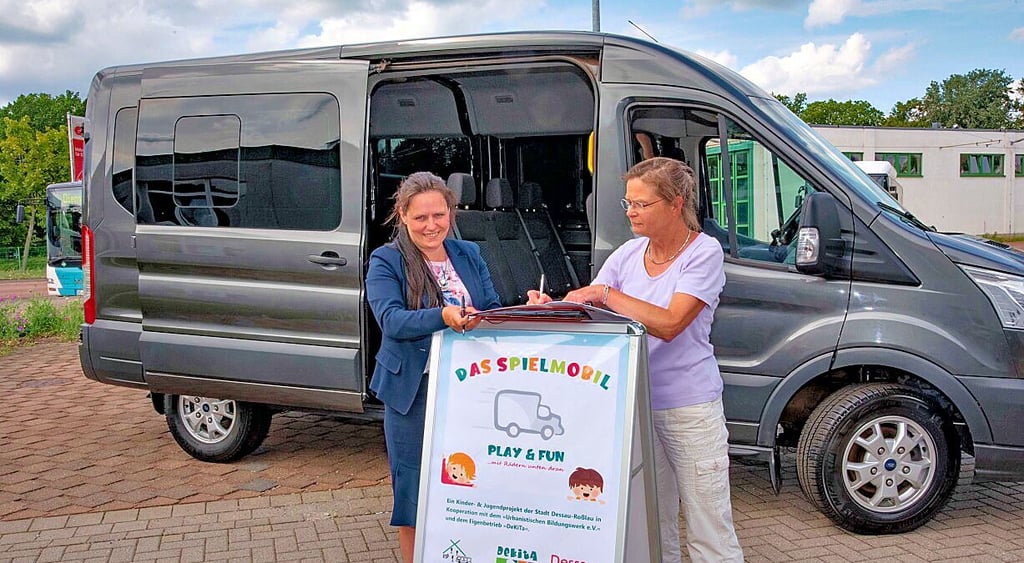 Doreen Rach und Bettina Weinert schicken das Spielmobil auf Tour.