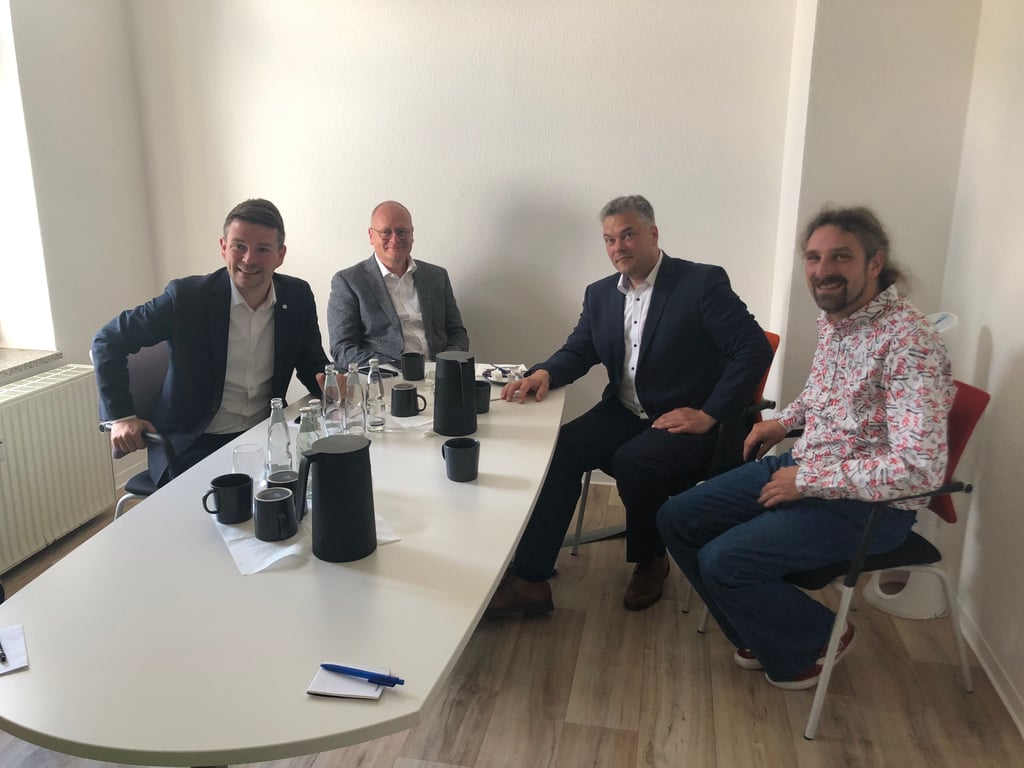 Von links: Marcus Faber (FDP), Bernd Schlömer, Daniel Mayer und Christian Hummert beim Gespräch in der Cyberagentur in Halle.