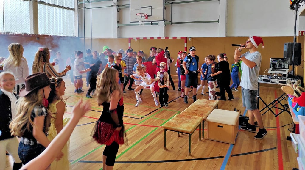 Tanzen, tanzen, tanzen: DJ Max und die Schüler der Grundschule Osterweddingen verwandeln die Sporthalle in einen Faschingsparty-Tempel -und das mitten im Sommer.
