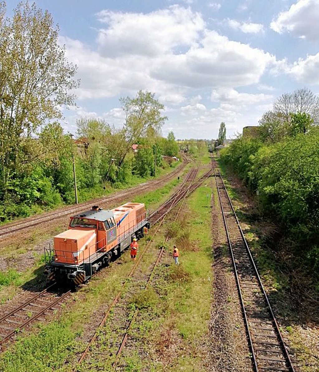 Auf den Schienen bei Tröglitz rollt aktuell nur noch der Güterverkehr.