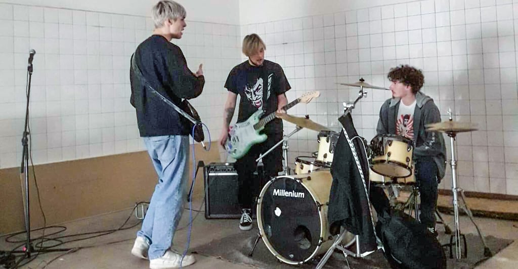 Maurice Kälin, Florian Rietz und Elias Feldhaus (v. li.) wollen sich nicht festlegen: Florian spielt eigentlich Schlagzeug, Elias Bass.