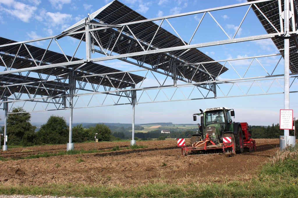 Eine Agri-Photovoltaik-Anlage ermöglicht die Bewirtschaftung der Flächen unter den Solarmodulen.