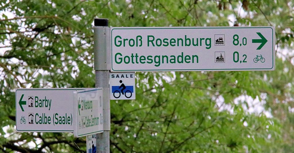 Neu ausgeschilderter Kreuzungspunkt am Saaleradweg in Calbe. Viele dieser Punkte gibt es inzwischen in der Stadt.