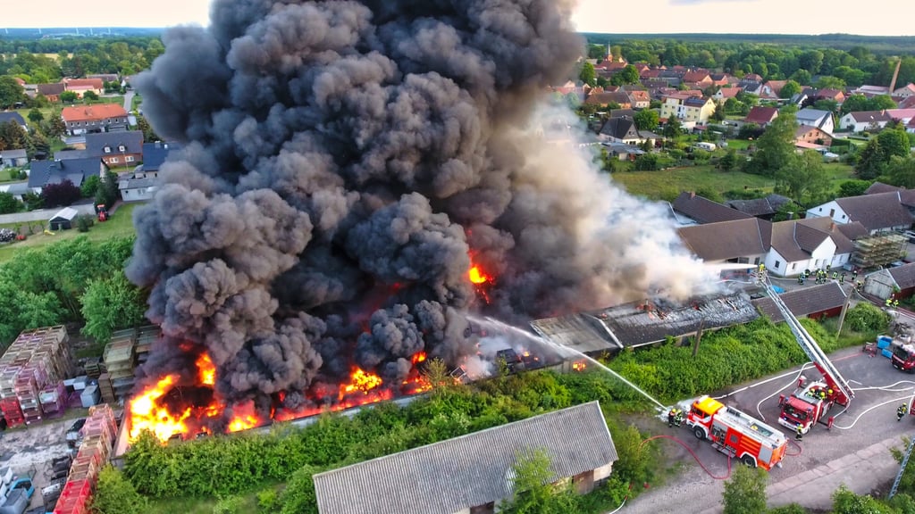 Beim Brand des Kunststofflagers in Apenburg waren am 4. Juni Feuerwehren aus der gesamten westlichen Altmark im Einsatz.