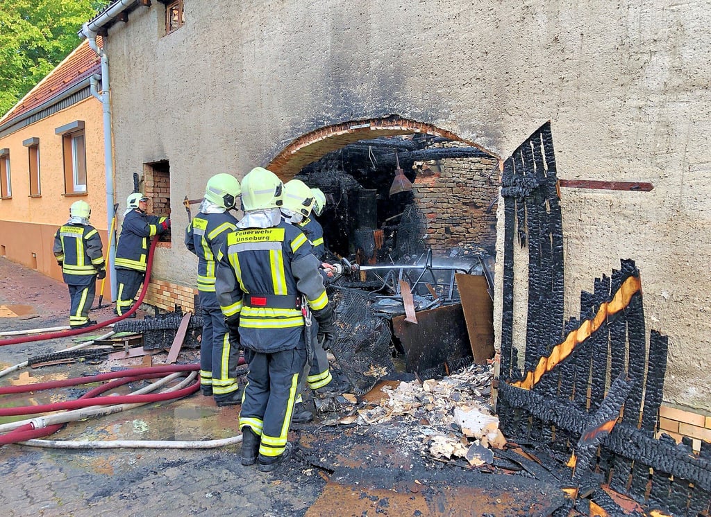 Aus bisher ungeklärter Ursache stand Montagabend dieser Stall in der Nähe des Parks in Borne (Salzlandkreis) in Flammen. Insgesamt 66 Einsatzkräfte der Wehren der Egelner Mulde kamen zum Löscheinsatz.