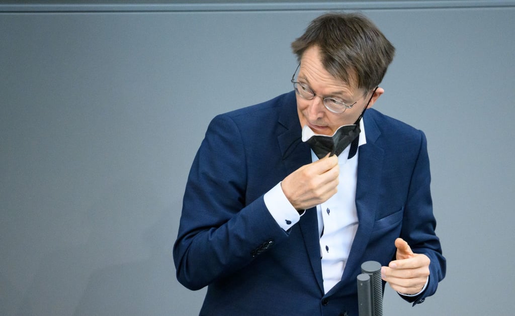 Gesundheitsminister Karl Lauterbach sieht sich mit einer Stabilisierung der Finanzen konfrontiert.