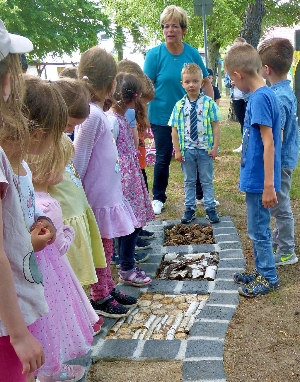 Die Kinder vom „Haus der kleinen Heidemäuse“ in Groß Naundorf können zum 85-jährigen Bestehen der Kita einen Fühl-Pfad einweihen.
