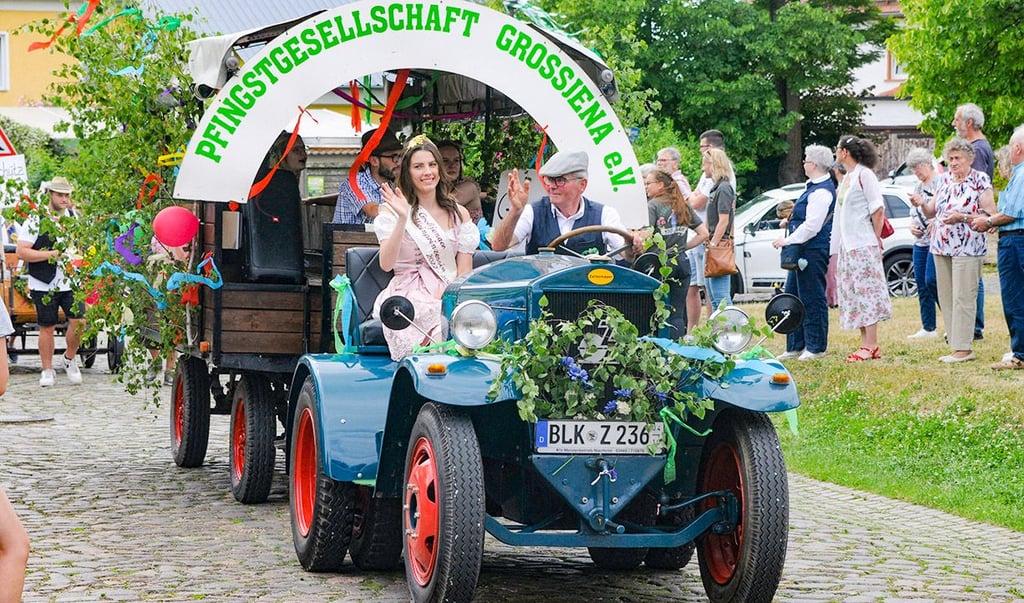 Kamen mit Traktor und Weinprinzessin Lea-Michelle Poppendicker zum „100-Jährigen“ nach Flemmingen: die Mitglieder der Großjenaer Pfingstgesellschaft.