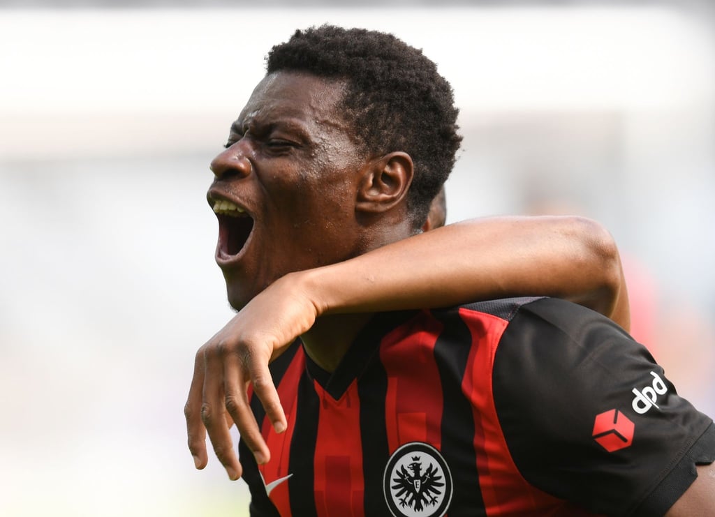 Eintracht Frankfurt leiht Ragnar Ache für ein Jahr an SpVgg Greuther Fürth aus.