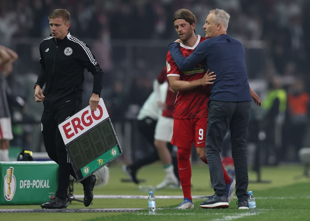 Mannschaften dürfen weiter fünf Spieler pro Team auswechseln.