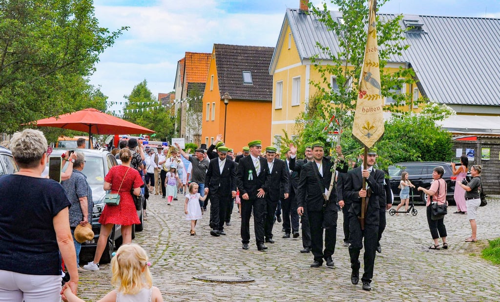 Die Flemminger Burschen, aber auch viele Pfingstgesellschaften aus anderen Orten, prägten am Sonnabend den großen Festumzug.
