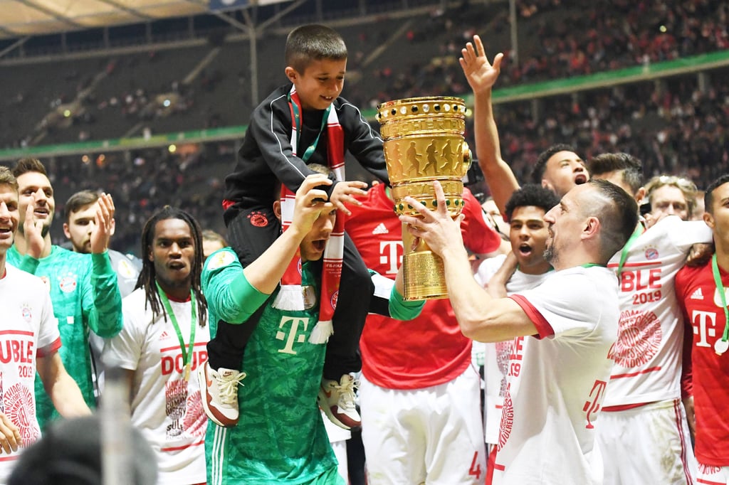 Reif Ribery feiert mit Papa Franck und den Bayern-Stars den DFB-Pokalsieg 2019.