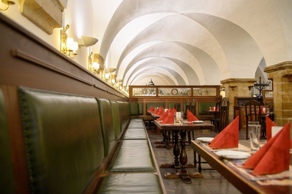 Blick in den traditionell möblierten Magdeburger Ratskeller. Der Stadtrat hat die Verwaltung beauftragt, das Mobiliar aus der Insolvenzmasse herauszukaufen.