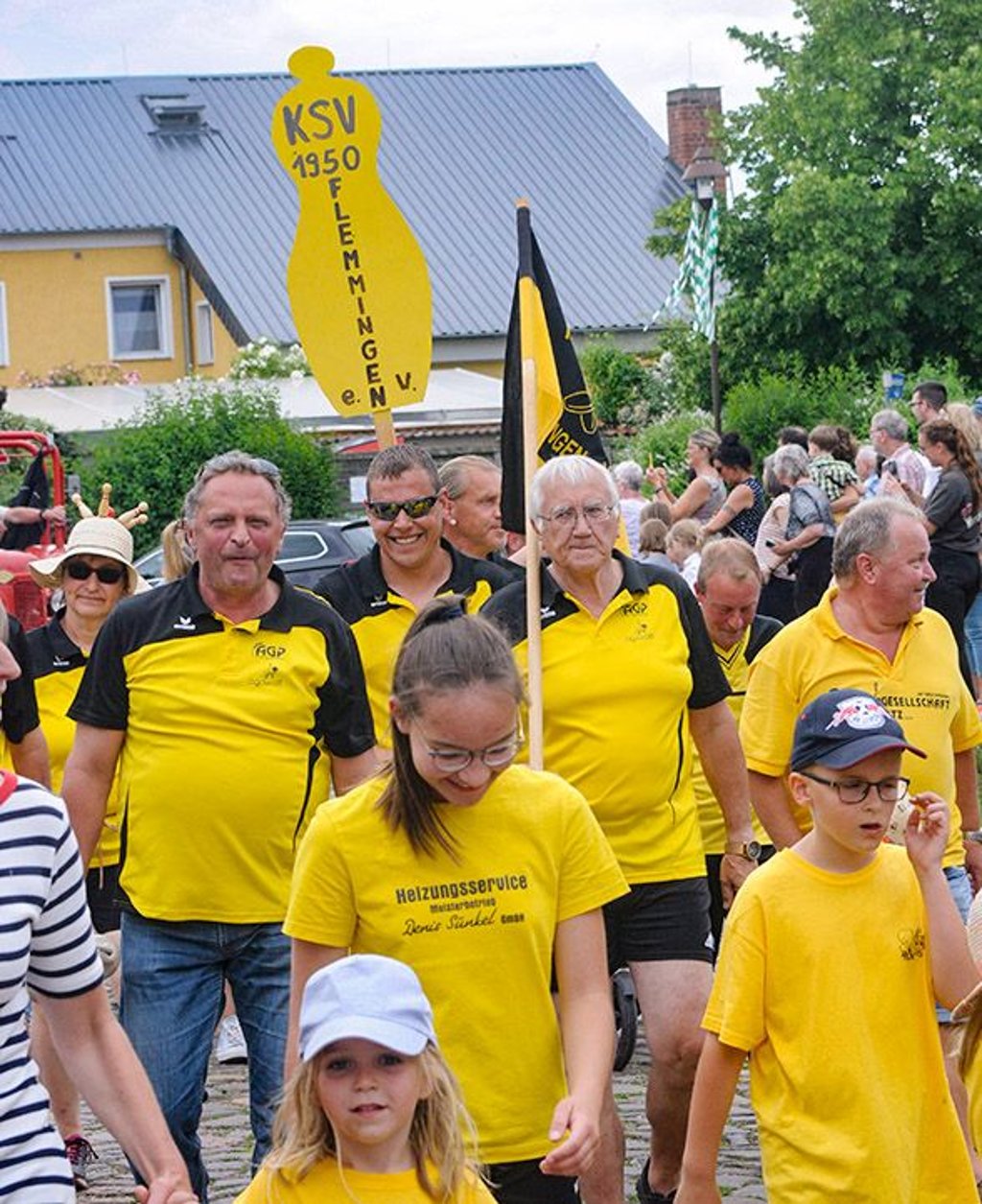 Buchstäblich „mit Kind und Kegel“ dabei: die Sportler des KSV Flemmingen.