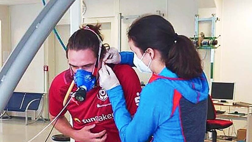 Kapitän Jonas Nietfeld  bei der Atemgasanalyse.