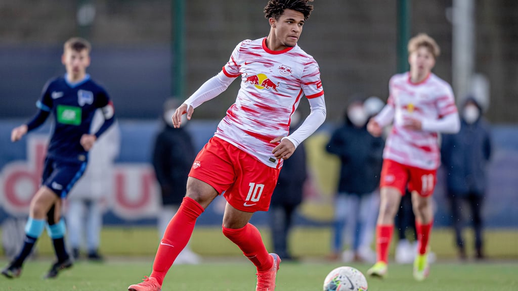 Adriano Onyegbule (Mitte) bei einem Spiel der U17-Bundesliga.