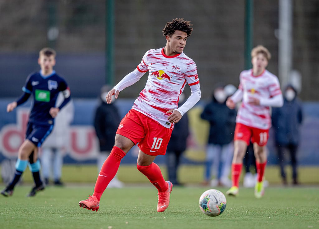 Adriano Onyegbule (Mitte) bei einem Spiel der U17-Bundesliga.