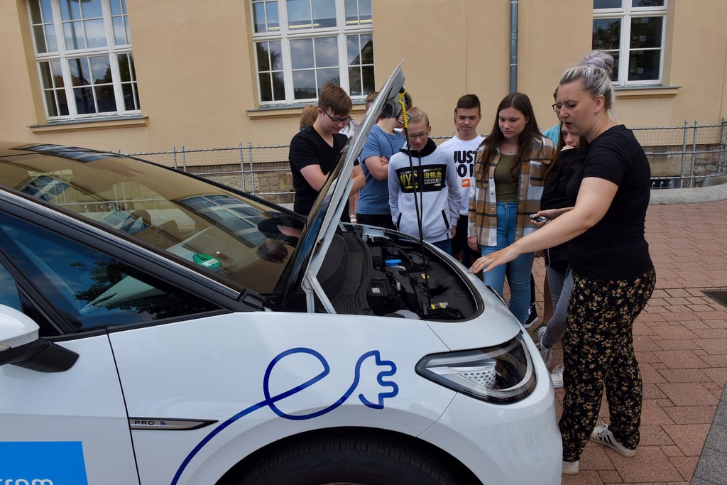 Julia Schübbe von der Envia-M sttellte den Eisleber Gymnasiasten ein E-Auto vor und erlaubt freilich auch einen Blick unter die Motorhaube.