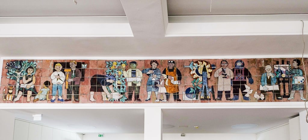 Das Wandfries in der Stadtbibliothek stammt von Karlheinz Wenzel und Karl Kothe.
