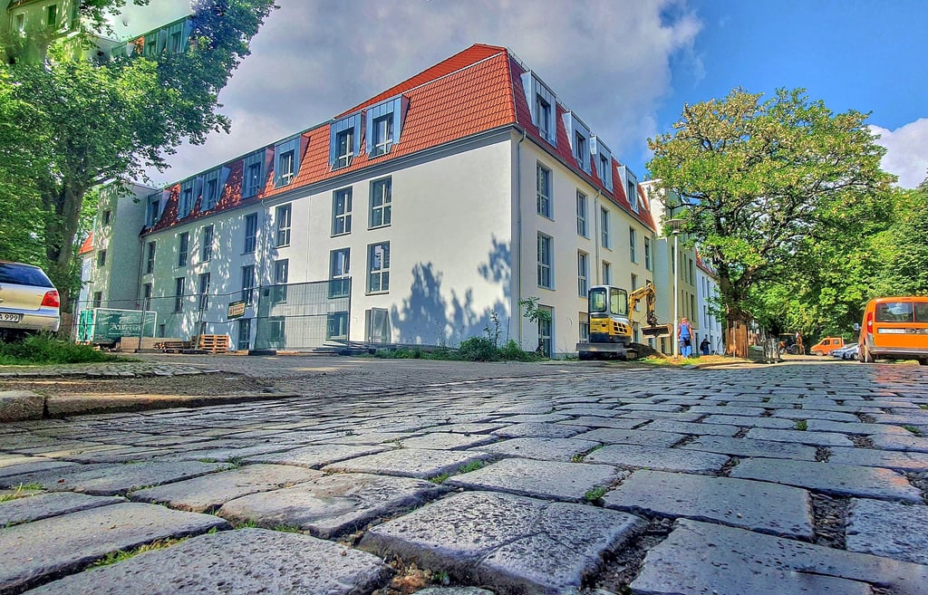 Bis September wird die zwölf Jahre ungenutzte Investruine auf dem ehemaligen Stadtbadgelände zum Seniorenhaus „Am Stadtpark“.