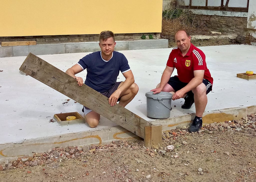 Der sportliche Leiter Marcus Strauß (rechts) und der stellvertretende Vereinsvorsitzende André Peppel auf der Baustelle des Saalanbaus in Groß Rodensleben.