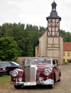 Die Kommende bergen ist ein altes Rittergut, das privat geführt wird. Der Mercedes (Baujahr 1952) von Peter und Monika Lott passte gut.