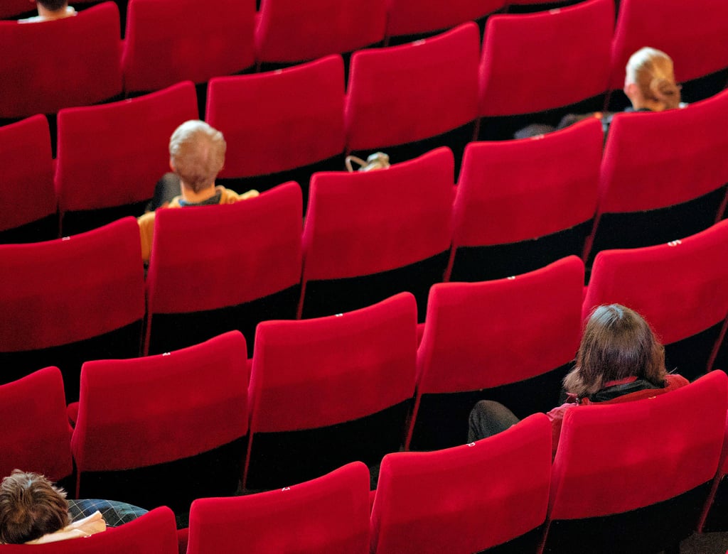Vor Monaten konnten Theater und Kinos nur mit weitem Abstand belegt werden. Die Beschränkungen sind vorbei, aber das Publikum bleibt vielerorts zaghaft.