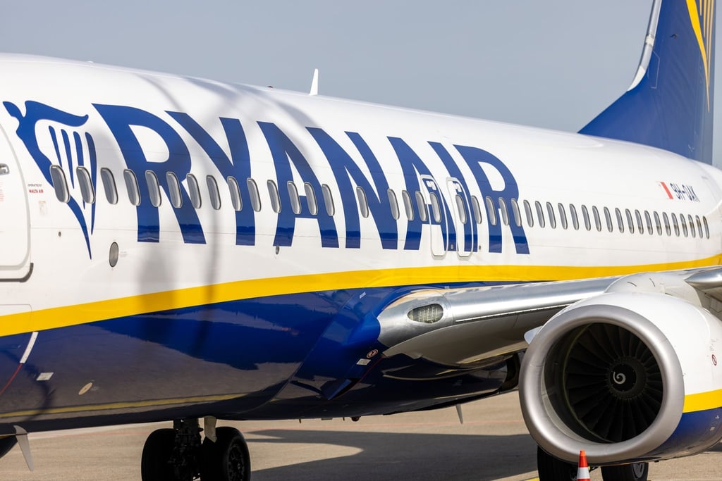Ein Linienflugzeug der Fluggesellschaft Ryanair steht auf einem Vorfeld.